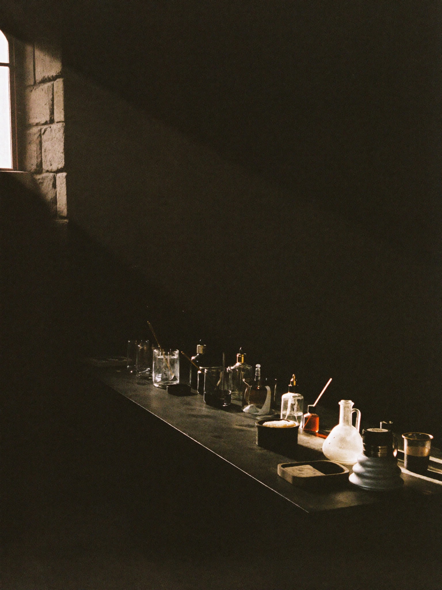 The HORS-VUE laboratory-atelier in Paris — porcelain surfaces, brushed steel, low gold light.